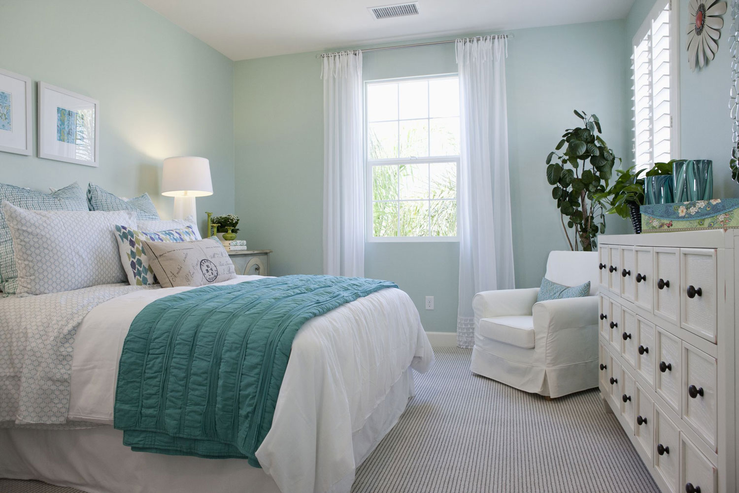 Phòng ngủ cao cấp với tone xanh pastel