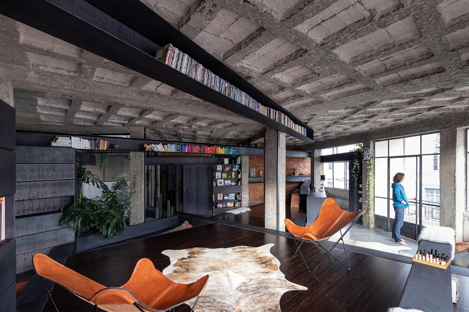 Nội thất căn hộ thiết kế sáng tạo với kệ sách được bố trí trên trần nhà